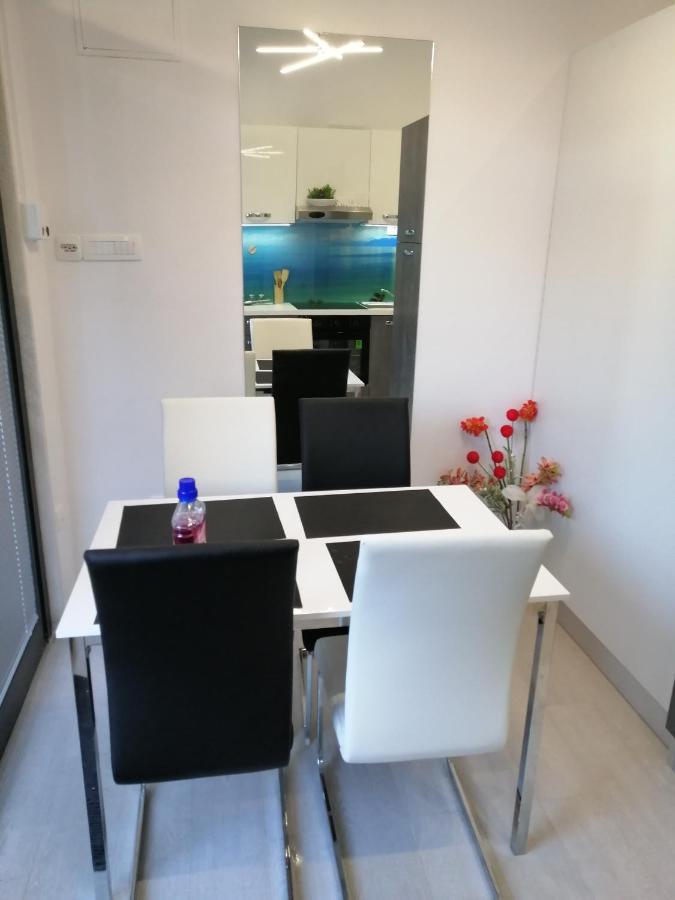 Apartment Rose By The Beach & Tennis Courts Split Ngoại thất bức ảnh